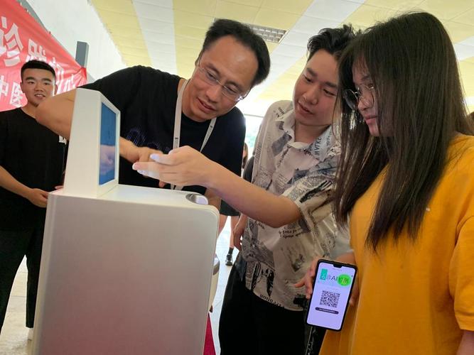 人工智能学院党总支开展中医健康咨询活动
